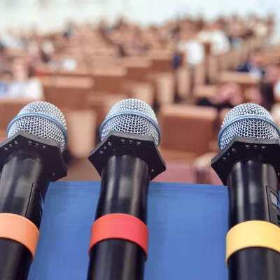 Microfones com e sem fio para eventos corporativos e palestras